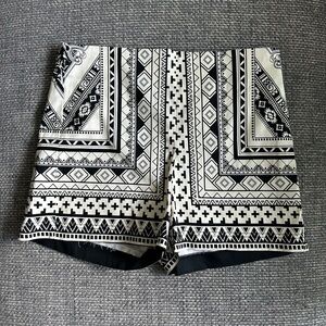 AKIRA Black & White Patterned High-Waist Back Zipper Shorts – Size Medium